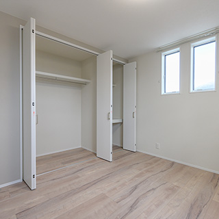 2F 北側洋間 7帖(2)天井高多収納