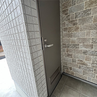 玄関前 外収納室